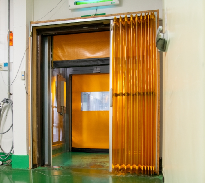 二重の自動開閉扉