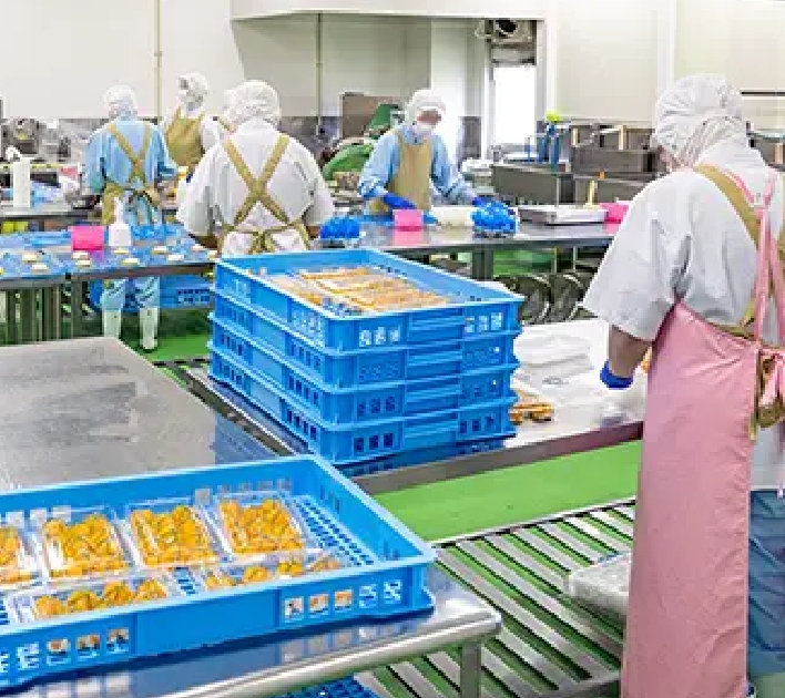 チームで調理作業